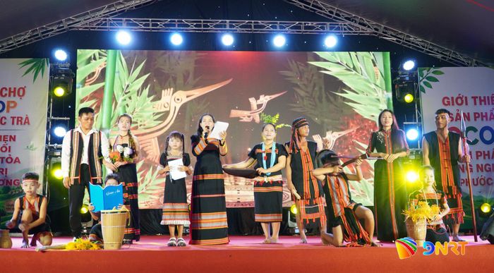 Diễn viên không chuyên ở các thôn thi trình diễn trang phục truyền thống tại phiên chợ kết nối sản phẩm OCOP, sản phẩm đặc trưng do UBND xã Phước Trà tổ chức. Ảnh: N.ĐOAN