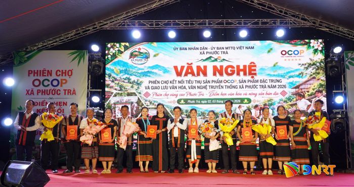 UBND xã Phước Trà công bố kiện toàn Ban Chủ nhiệm Câu lạc bộ văn hóa cồng chiêng ở 7 thôn. Ảnh: N.ĐOAN