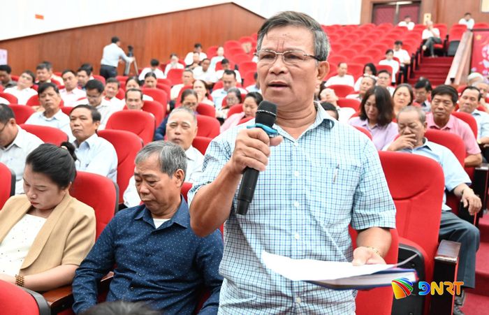 Người dân phản ánh ý kiến tại hội nghị. Ảnh: KHÁNH LINH