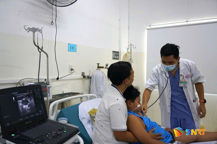 Nhiều ca bệnh sốt xuất huyết chuyển nặng phải điều trị tại Bệnh viện Phụ sản - Nhi Đà Nẵng. Ảnh: TRÂM ANH