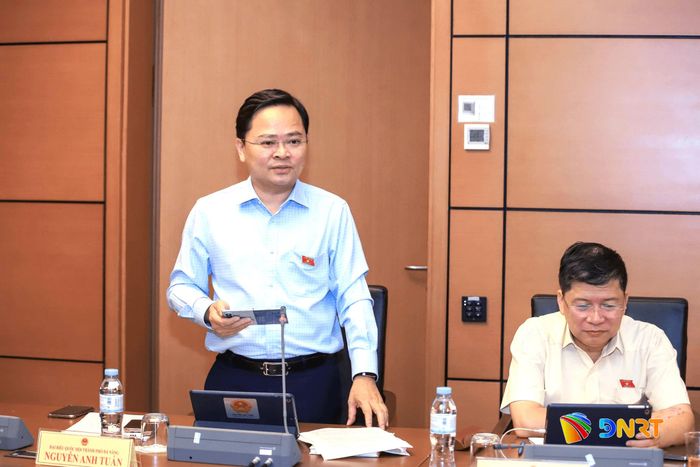 Đại biểu Quốc hội Nguyễn Anh Tuấn thảo luận tại tổ. Ảnh: HỒNG CHÂU