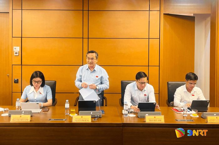 Đại biểu Quốc hội Nguyễn Phi Hùng thảo luận tại tổ. Ảnh: HỒNG CHÂU