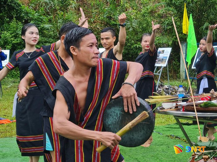 Gắn với lễ hội là các hoạt động biểu diễn cồng chiêng. Ảnh: D.LỆ