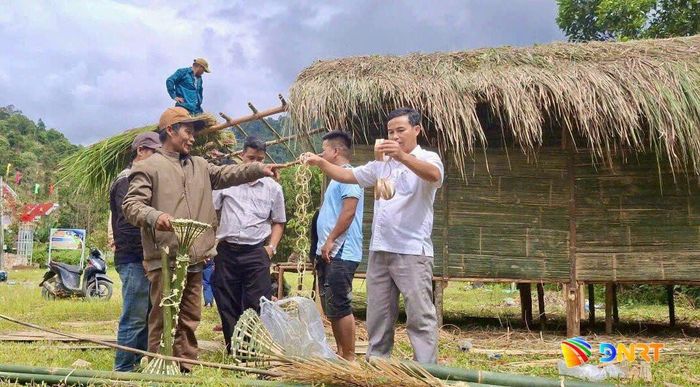 Người dân xã Trà Leng đã tích cực chuẩn bị cho Lễ cúng máng nước sẽ diễn ra vào ngày 25/10. Ảnh: D.LỆ