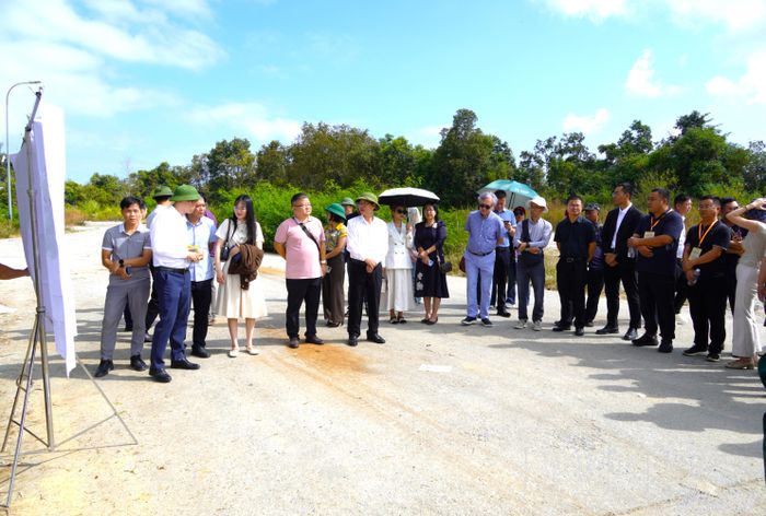 Việc đẩy mạnh hoạt động khảo sát góp phần thu hút các doanh nghiệp trong và ngoài nước đến đầu tư trên địa bàn tỉnh. Trong ảnh: Các nhà đầu tư nghiên cứu Dự án Kho hàng hóa Cửa khẩu Tây Trang tại khu vực Cửa khẩu Quốc tế Tây Trang.