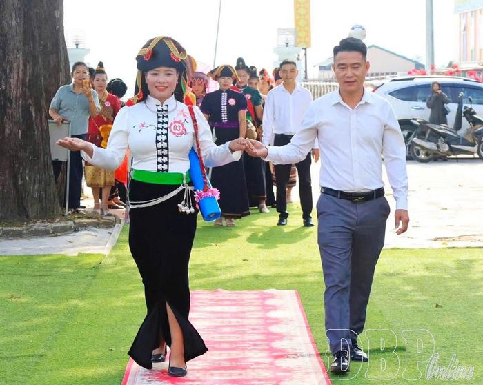 Phụ nữ xã Thanh Nưa tự tin với phần thi trang phục chào mừng ngày Phụ nữ Việt Nam.