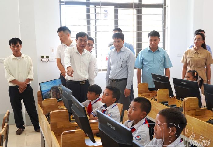 Chủ tịch UBND tỉnh Lê Văn Lương và Đoàn công tác kiểm tra tình hình hoạt động tại Trường Phổ thông nội trú Tiểu học và THCS Nà Bủng.