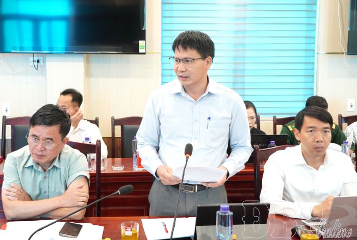 Lãnh đạo Đảng ủy xã Nà Bủng báo cáo tóm tắt tình hình phát triển kinh tế - xã hội tại buổi làm việc.