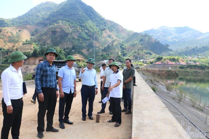 Đoàn công tác kiểm tra công trình hồ chứa nước Ẳng Cang, xã Mường Ảng.