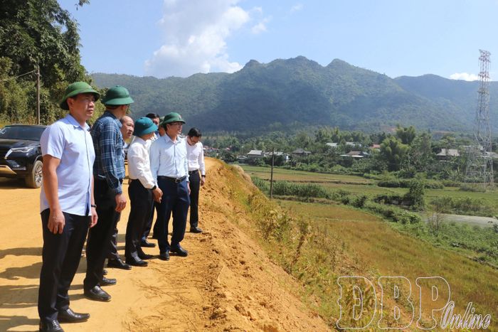 Đoàn công tác kiểm tra thực địa tại khu vực nút giao IC2, dự án cao tốc Sơn La - Điện Biên - Cửa khẩu Tây Trang, thuộc địa phận xã Mường Ảng.