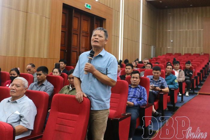 Người dân xã Mường Ảng phát biểu ý kiến về việc công khai các bước, quy trình giải phóng mặt bằng và niêm yết công khai giá bồi thường các loại đất.