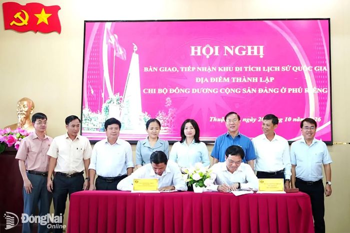 Đại diện UBND xã Thuận Lợi và Công ty cổ phần Cao su Đồng Phú ký kết biên bản bàn giao, tiếp nhận khu di tích. Ảnh: ĐVCC