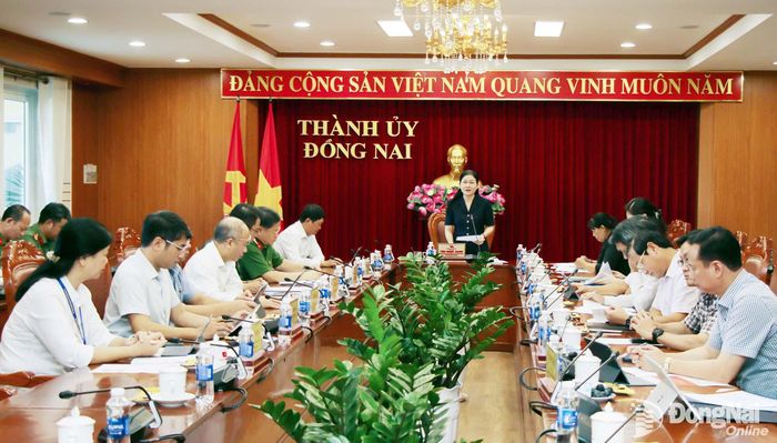 Ủy viên Trung ương Đảng, Phó Bí thư Thường trực Thành ủy, Chủ tịch HĐND thành phố Đồng Nai Tôn Ngọc Hạnh chủ trì hội nghị. Ảnh: Hải Quân