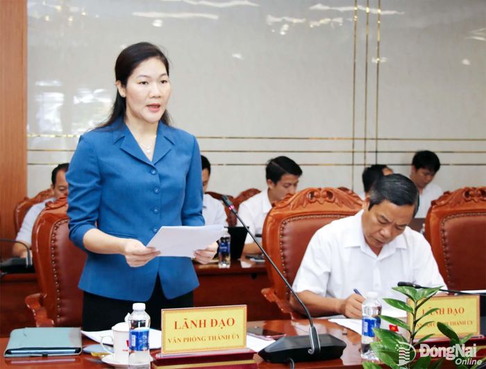 Phó Chánh văn phòng Thành ủy Dương Thị Thảo báo cáo tại hội nghị. Ảnh: Hải Quân