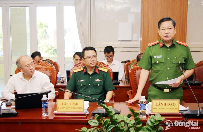 Đại tá Lâm Văn Long, Phó Giám đốc Công an thành phố, đại diện Cơ quan thường trực Ban Chỉ đạo về phát triển khoa học, công nghệ, đổi mới sáng tạo và chuyển đổi số thành phố Đồng Nai chia sẻ tại hội nghị. Ảnh: Hải Quân