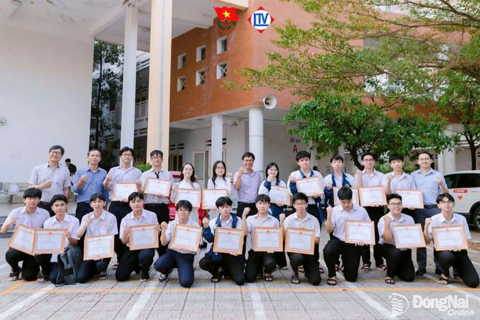 Hải An cùng các bạn và giáo viên trong đội tuyển học sinh giỏi quốc gia môn Toán. Ảnh: NVCC