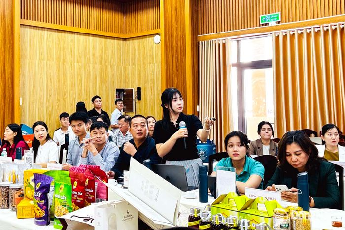 Đại diện chủ thể OCOP giới thiệu câu chuyện sản phẩm OCOP của cơ sở. Ảnh: B.Nguyên