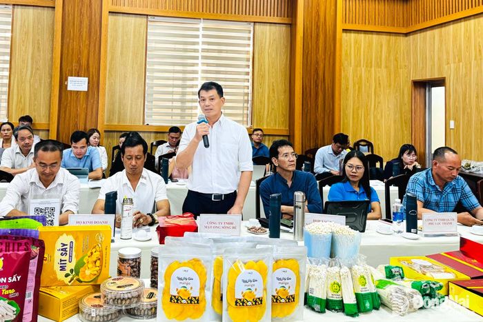 Đại diện chủ thể OCOP giới thiệu câu chuyện sản phẩm OCOP của cơ sở. Ảnh: B.Nguyên