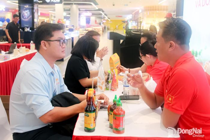 Các doanh nghiệp, cơ sở sản xuất của Đồng Nai trao đổi, kết nối trực tiếp với đội ngũ thu mua của Central Retail. Ảnh: Hải Quân