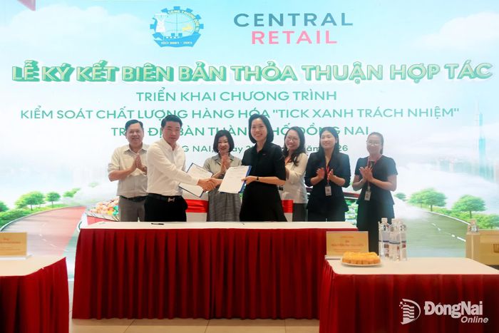 Lãnh đạo Sở Công thương thành phố Đồng Nai và Tập đoàn Central Retail Việt Nam ký kết thỏa thuận triển khai chương trình “Tick xanh trách nhiệm” trên địa bàn thành phố Đồng Nai. Ảnh: Hải Quân