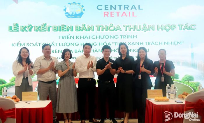 Đại diện Sở Công thương và Tập đoàn Central Retail Việt Nam chụp ảnh sau buổi lễ ký kết. Ảnh: Hải Quân
