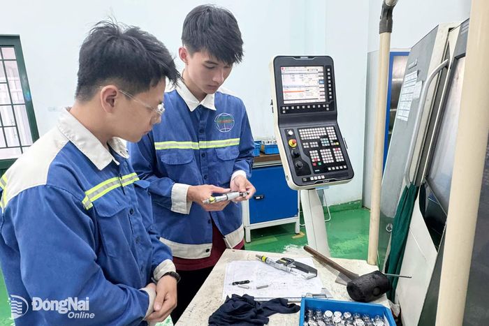 Các trường nghề điều chỉnh chương trình giảng dạy, tăng thời lượng thực hành, thực tập cho học sinh, sinh viên. Ảnh minh họa: Bích Nhàn