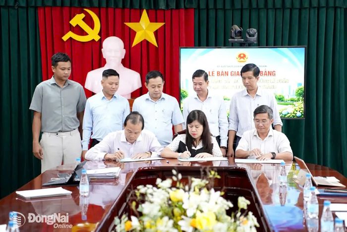 Đại diện UBND phường Long Thành và các đơn vị ký kết biên bản bàn giao mặt bằng Dự án Nâng cấp, mở rộng đường Lê Duẩn đoạn qua địa bàn phường Long Thành. Ảnh: ĐPCC