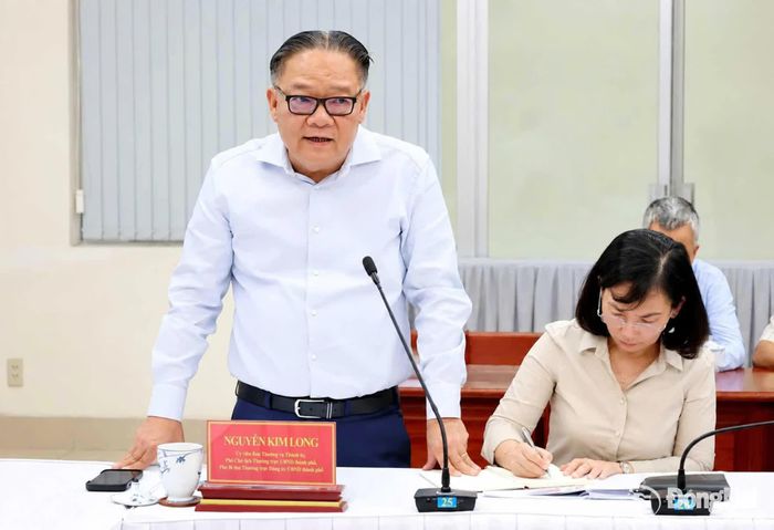 Ủy viên Ban Thường vụ Thành ủy, Phó Bí thư Thường trực Đảng ủy, Phó Chủ tịch Thường trực UBND thành phố Nguyễn Kim Long phát biểu tại buổi làm việc. Ảnh: Hồ Thảo