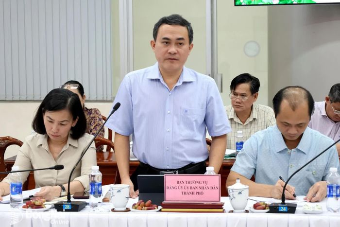 Ủy viên Ban Thường vụ Thành ủy, Phó Chủ tịch UBND thành phố Lê Trường Sơn phát biểu tại buổi làm việc. Ảnh: Hồ Thảo