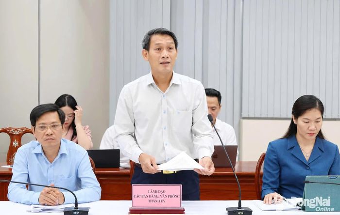 Thành ủy viên, Phó Trưởng ban Tổ chức Thành ủy Đỗ Đức Hòa phát biểu tại buổi làm việc. Ảnh: Hồ Thảo