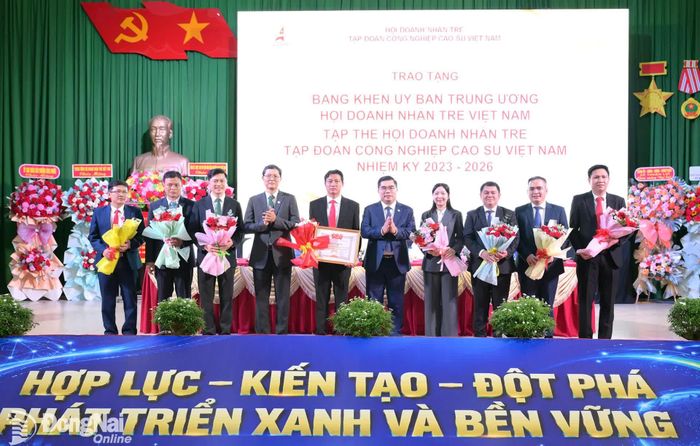 Tập thể Hội Doanh nhân trẻ VRG lần thứ VIII đón nhận Bằng khen của Ủy ban Trung ương Hội Doanh nhân trẻ Việt Nam. Ảnh: Trung Quang