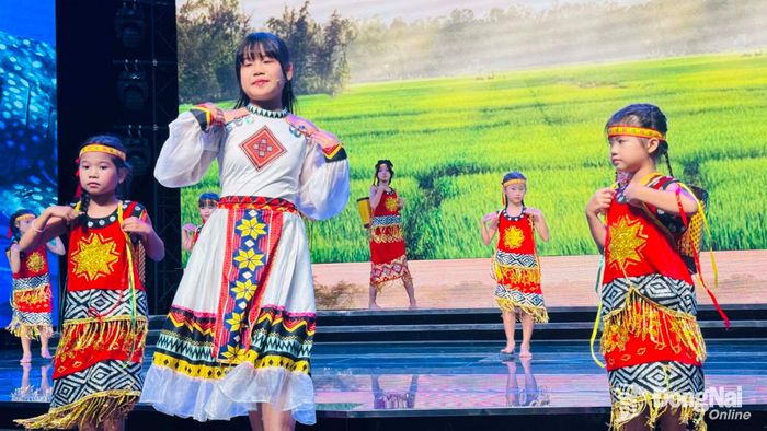 An An thể hiện ca khúc Đường em đến trường, nhạc và lời Lê Chung Tình, gửi gắm tình yêu mái trường và nghị lực vượt khó đến lớp của các bạn nhỏ vùng xa. Ảnh: Minh Huệ