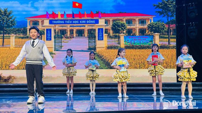 Thái Bảo cùng Vũ đoàn Happy Kids biểu diễn ca khúc Đường đến trường vui lắm, nhạc Lưu Hà An, lời dựa theo ý thơ Nhật Hoa, mang đến không khí rộn ràng, tươi vui của tuổi học trò mỗi ngày đến lớp. Ảnh: Minh Huệ