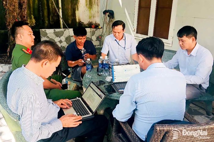 Đoàn công tác lập biên bản kiểm tra tại cơ sở chăn nuôi vỗ béo tại phường Trị An. Ảnh: Bình An