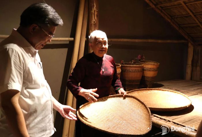 Các đồng chí lãnh đạo, nguyên lãnh đạo thành phố Đồng Nai tham quan Bảo tàng Chiến dịch Đường 14 - Phước Long. Ảnh: Nguyệt Hà