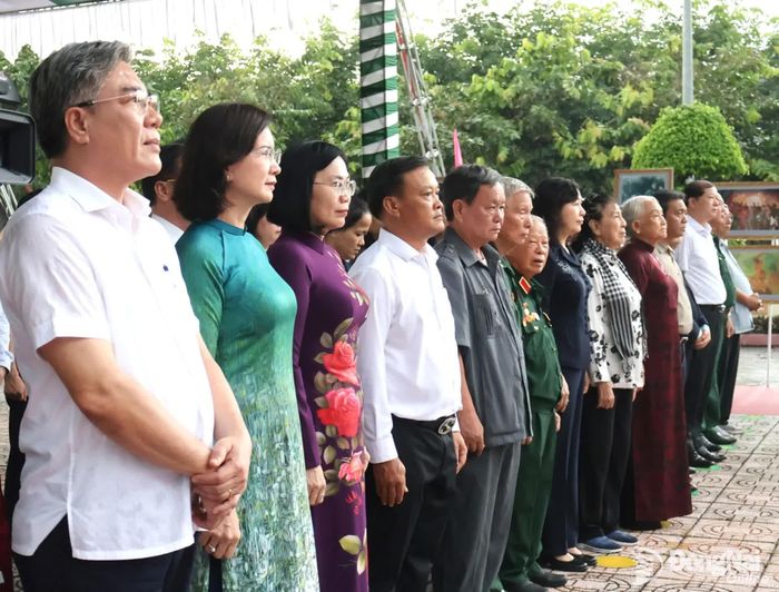 Đại biểu nghiêm trang tưởng niệm liệt sĩ tại Tượng đài Phú Riềng Đỏ. Ảnh: Nguyệt Hà