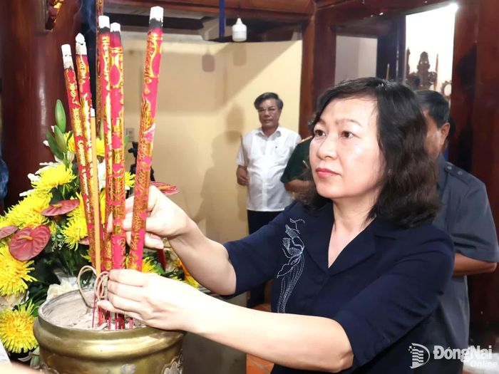 Đồng chí Huỳnh Thị Hằng, Phó Bí thư Thành ủy, Chủ tịch Ủy ban MTTQ Việt Nam thành phố dâng hương tri ân liệt sĩ tại Di tích Đồi Bằng Lăng. Ảnh: Nguyệt Hà