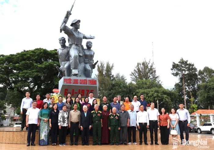 Đoàn đại biểu dâng hoa và chụp ảnh lưu niệm tại Tượng đài Phước Long chiến thắng. Ảnh: Nguyệt Hà