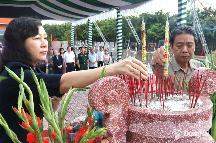 Đồng chí Huỳnh Thị Hằng, Phó Bí thư Thành ủy, Chủ tịch Ủy ban MTTQ Việt Nam thành phố và Tiến sĩ Hoàng Đạo Cương, Thứ trưởng Bộ Văn hoá Thể thao và Du lịch dâng hương tại Tượng đài Phú Riềng Đỏ. Ảnh: Nguyệt Hà