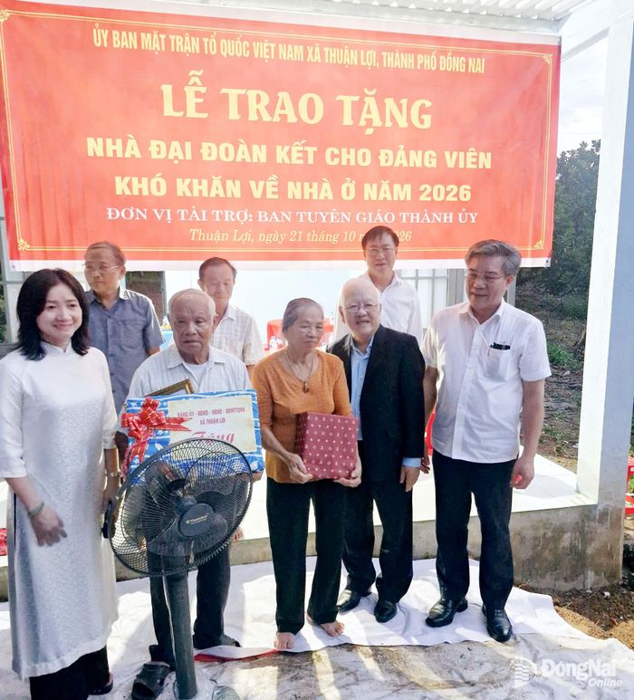 Gia đình đảng viên Nguyễn Hữu Xoan đón nhận phần quà trong dịp gia đình có nhà mới. Ảnh: ĐPCC