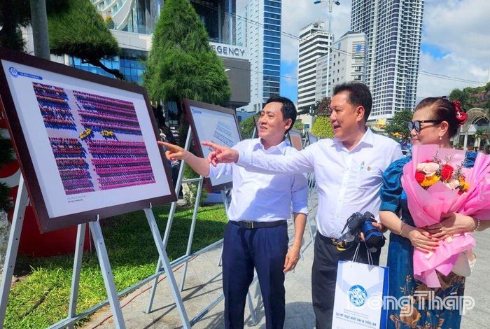 Tác phẩm “Sắc màu hoa Sa Đéc” của tác giả Hiếu Minh Vũ tại triển lãm.