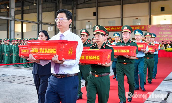 Đồng chí Huỳnh Minh Tuấn, Phó Chủ tịch UBND tỉnh Đồng Tháp, Trưởng Ban Chỉ đạo 515 tỉnh Đồng Tháp, thực hiện nghi thức vận chuyển, bàn giao sinh phẩm hài cốt liệt sĩ.
