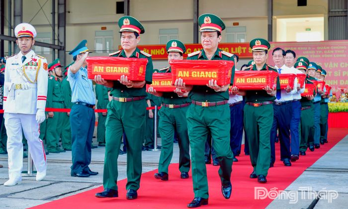 Lãnh đạo Quân khu 9 và lãnh đạo các tỉnh, thành phố thực hiện nghi thức vận chuyển, bàn giao sinh phẩm hài cốt liệt sĩ.