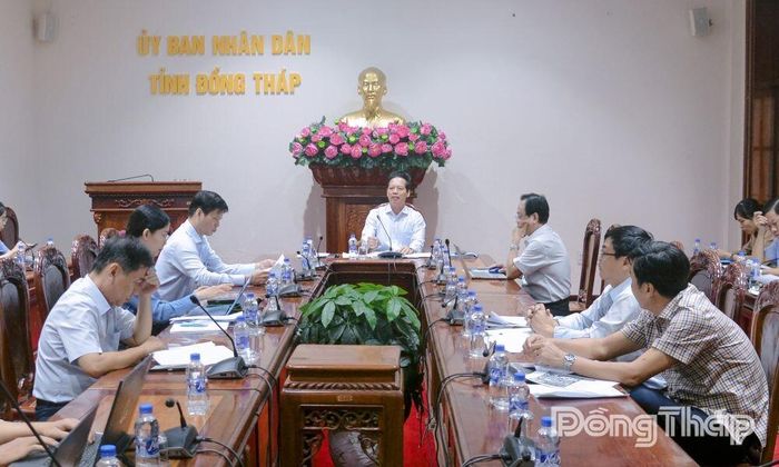 Các đại biểu làm việc tại cuộc họp.