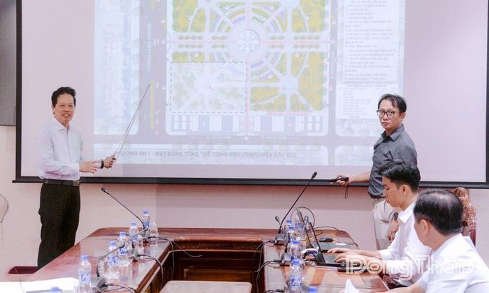 Đồng chí Nguyễn Thành Diệu xem và cho ý kiến phương án thiết kế công viên.