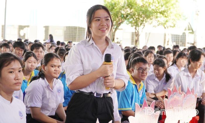 Học sinh tham gia trả lời câu hỏi xử lý tình huống tại chương trình. 