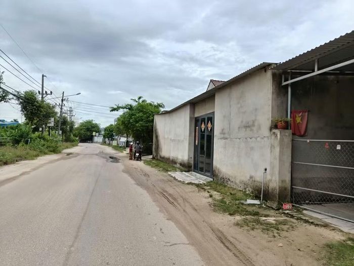  Nhiều nhà cửa, công trình dọc tuyến đường đến nay vẫn chưa giải tỏa mặt bằng. Ảnh: N.C 