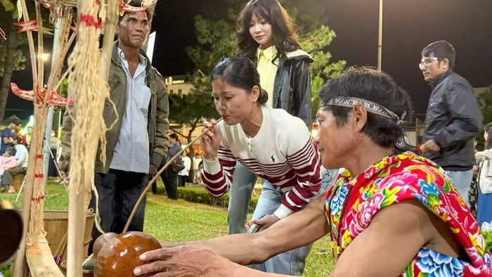 Khán giả đến trải nghiệm cồng chiêng và uống rượu ghè. Ảnh: Chu Hằng