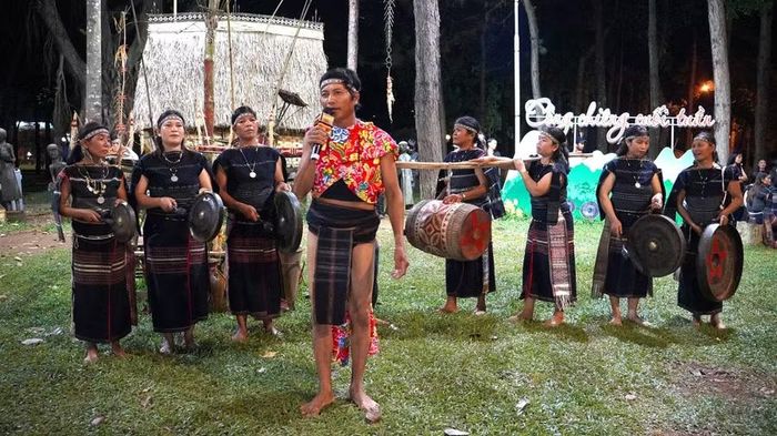 Hát dân ca tại chương trình “Cồng chiêng cuối tuần - Thưởng thức và Trải nghiệm”. Ảnh: Chu Hằng