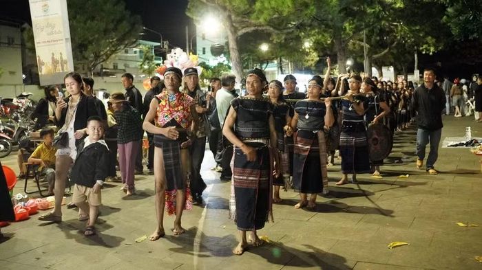 40 thành viên của đội chiêng nữ làng Húp (xã Ya Ma) trình diễn cồng chiêng. Ảnh: Chu Hằng